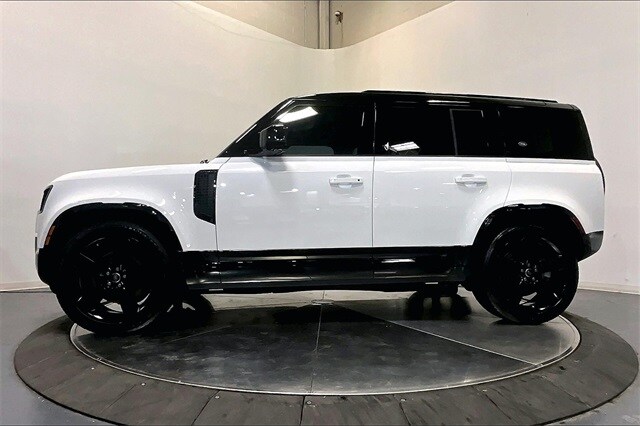 2024 Land Rover Defender 110 X-Dynamic SE photo 2