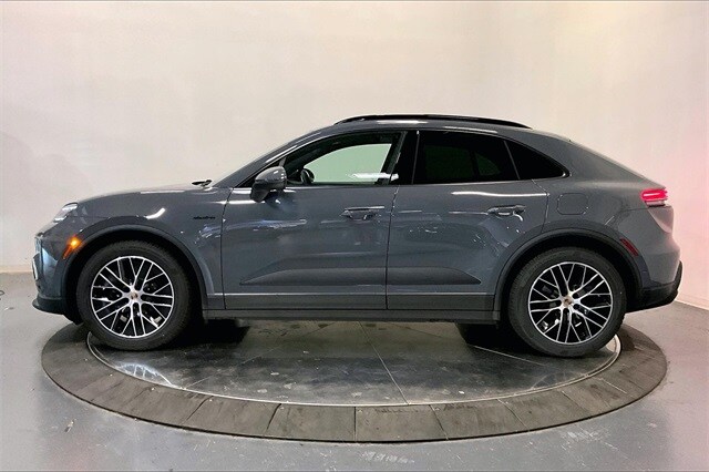 2025 Porsche Macan 4 Electric photo 2