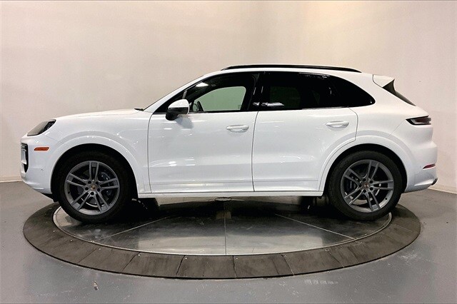 2025 Porsche Cayenne photo 2