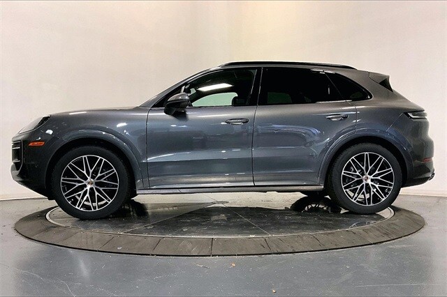 2026 Porsche Cayenne photo 2