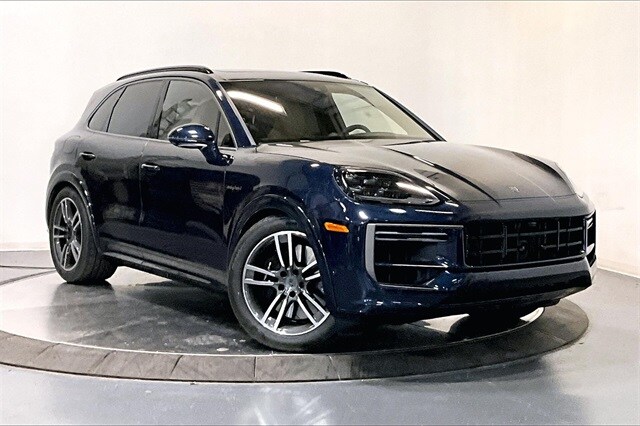2025 Porsche Cayenne E-Hybrid Turbo photo 2