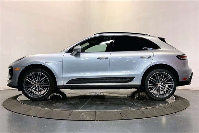 2026 Porsche Macan T photo 2