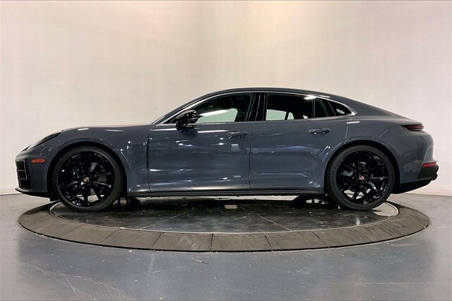 2026 Porsche Panamera 4 photo 2