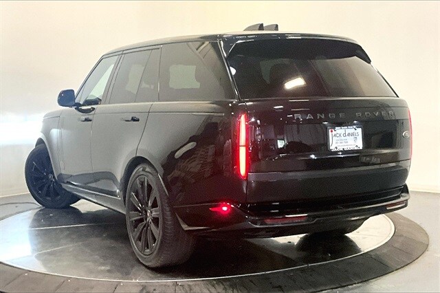 2023 Land Rover Range Rover SE photo 3