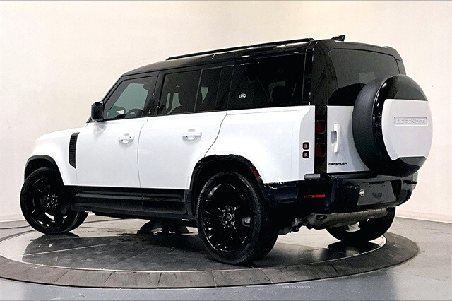 2024 Land Rover Defender 110 X-Dynamic SE photo 3