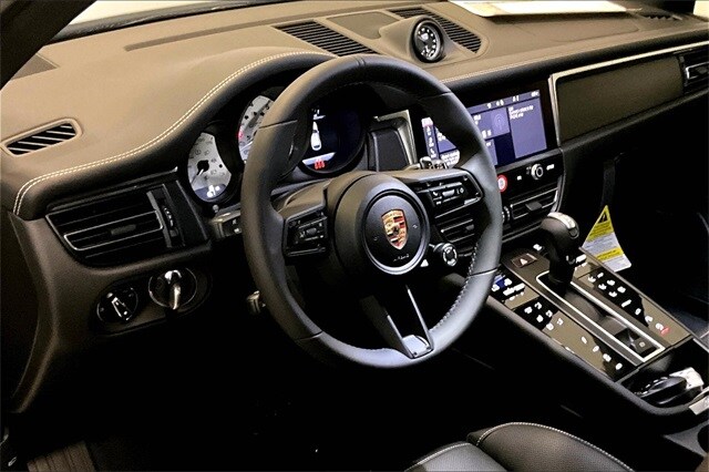2025 Porsche Macan GTS photo 4