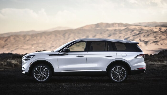 The sleek exterior of the 2020 Lincoln Aviator