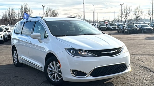 2018 Chrysler Pacifica Touring L's photo