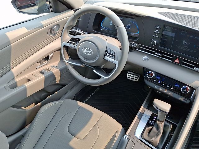 2025 Hyundai Elantra SEL - Photo 14
