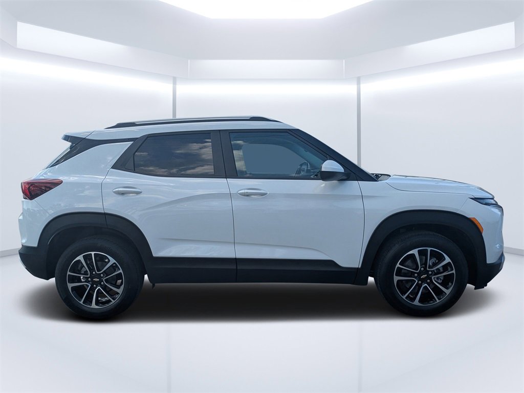2025 Chevrolet Trailblazer LT photo 2