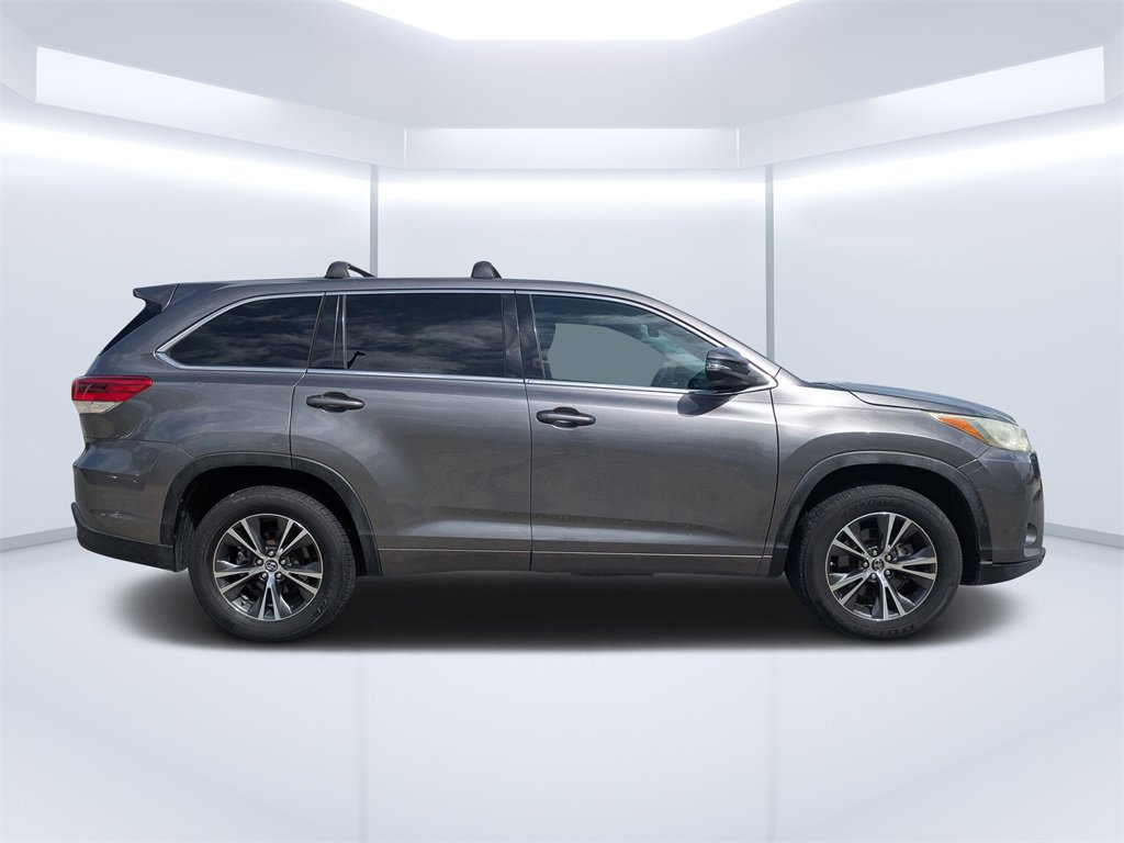 2018 Toyota Highlander LE photo 2