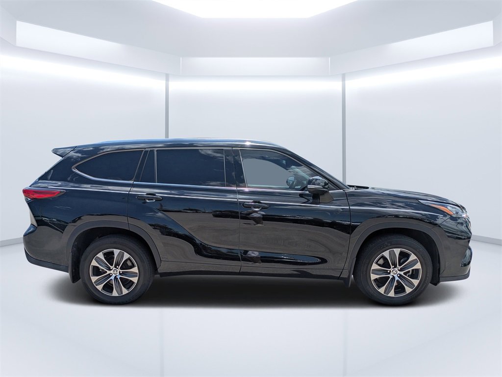 2020 Toyota Highlander XLE photo 2