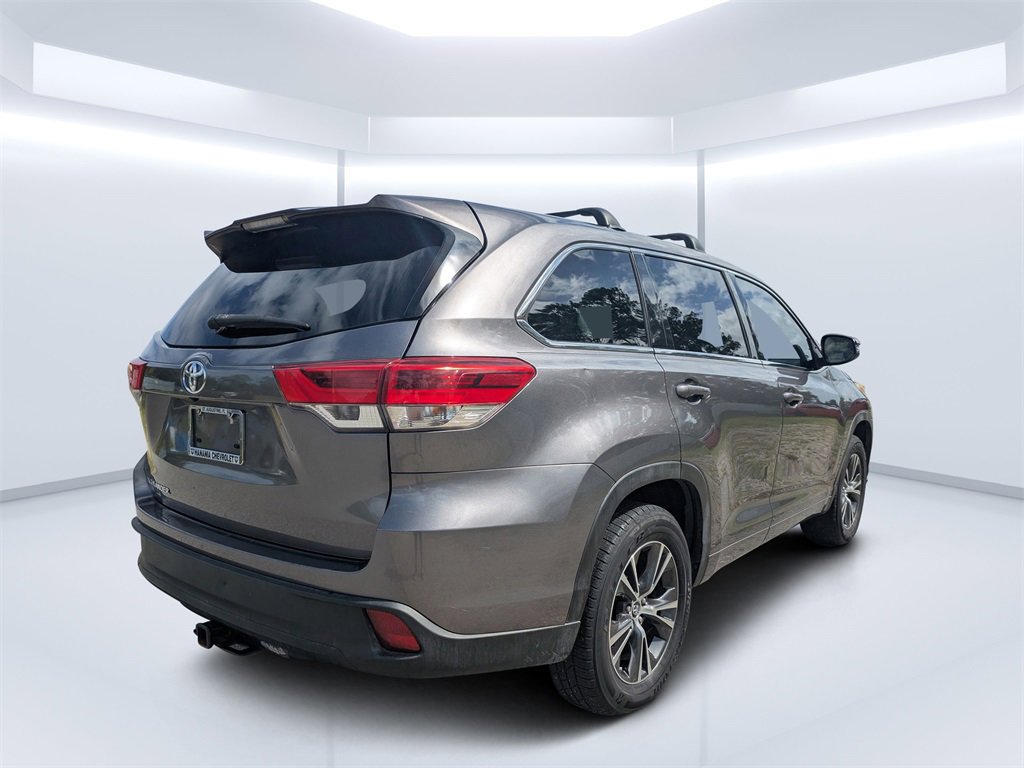 2018 Toyota Highlander LE photo 3