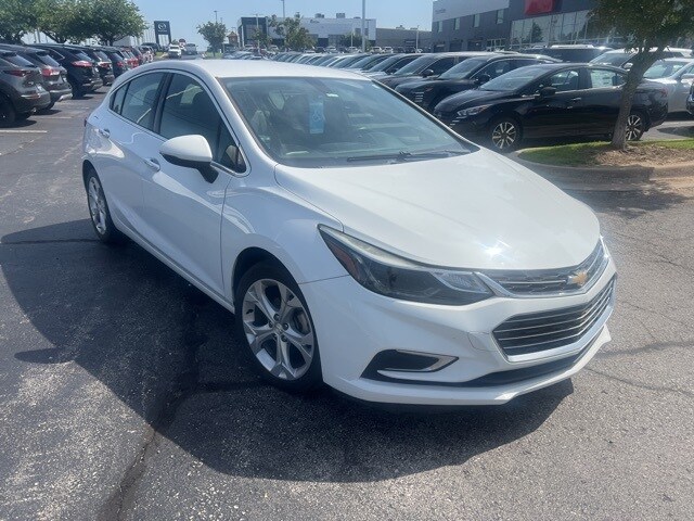 2017 Chevrolet Cruze Premier photo 2
