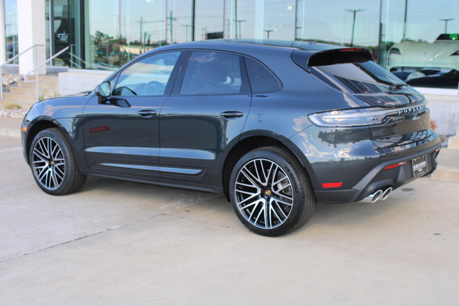 2025 Porsche Macan Base photo 3