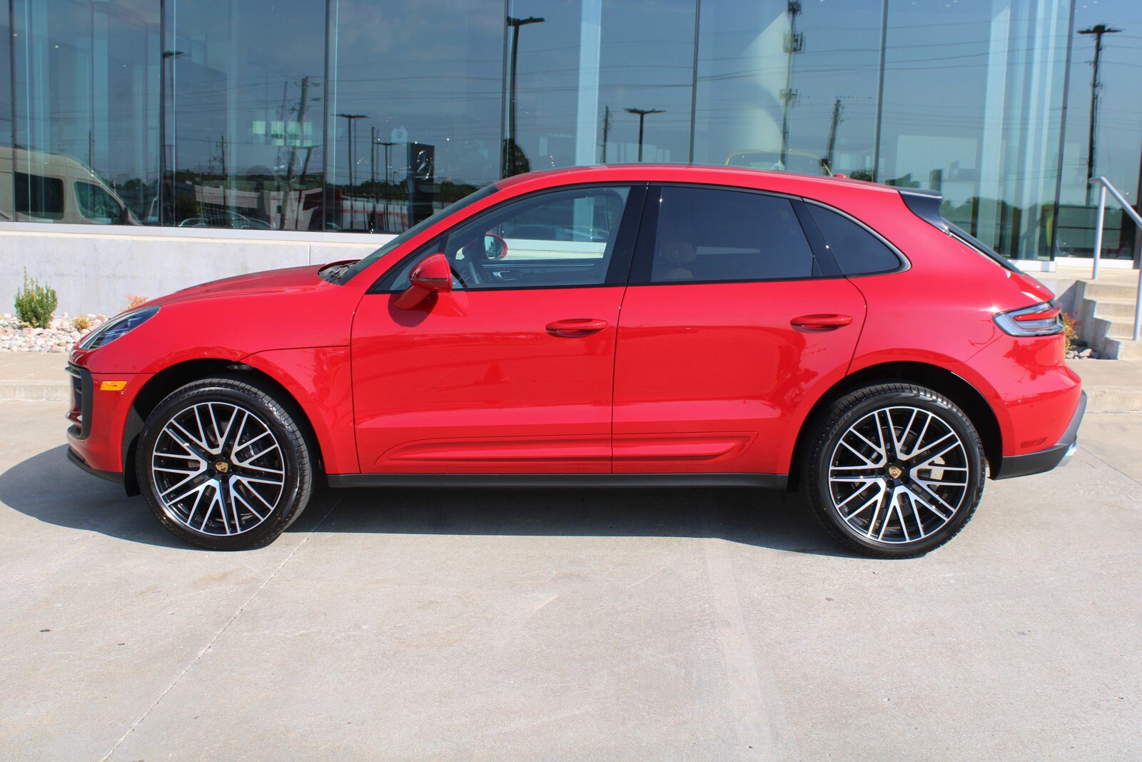 2025 Porsche Macan Base photo 2