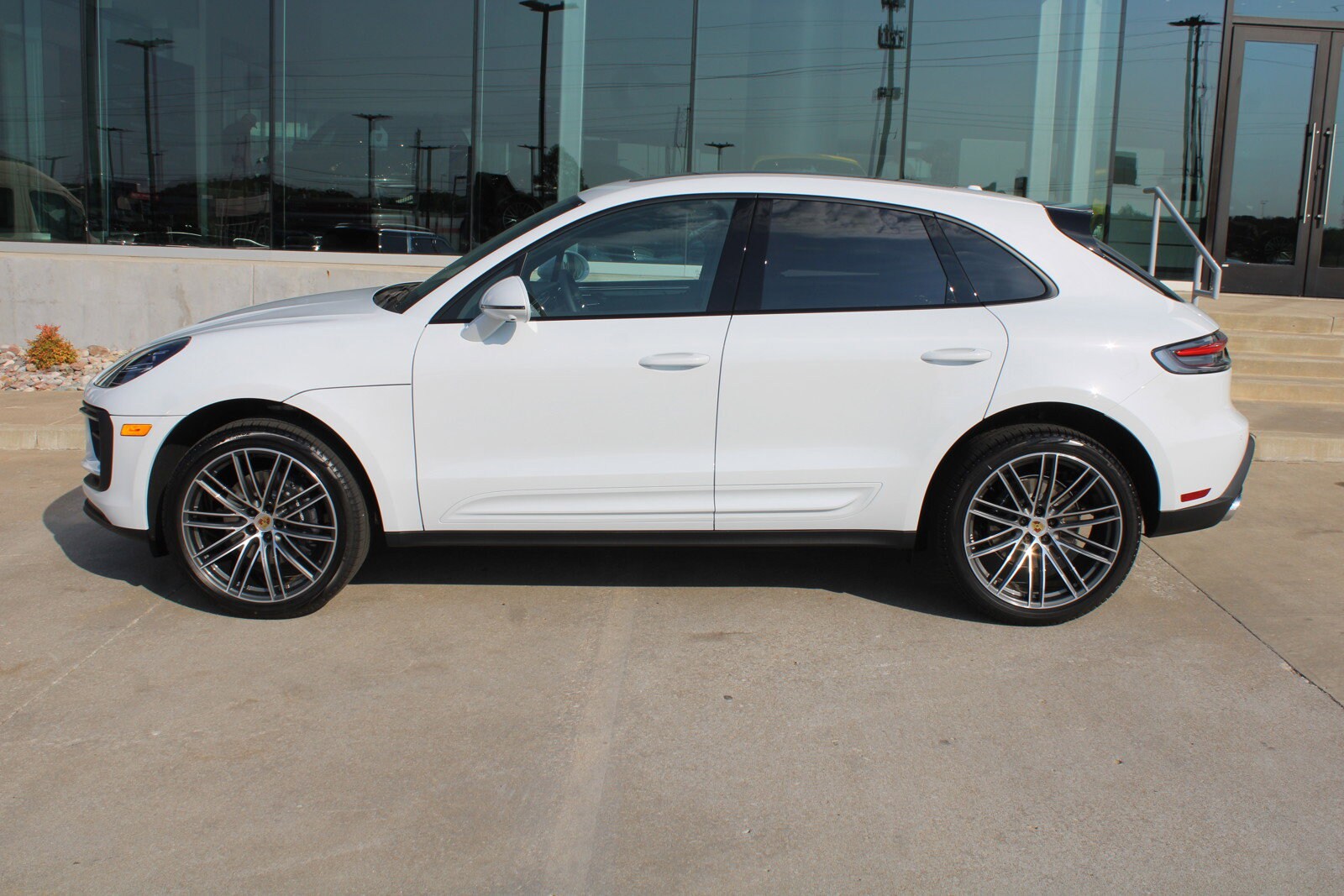 2025 Porsche Macan Base photo 2