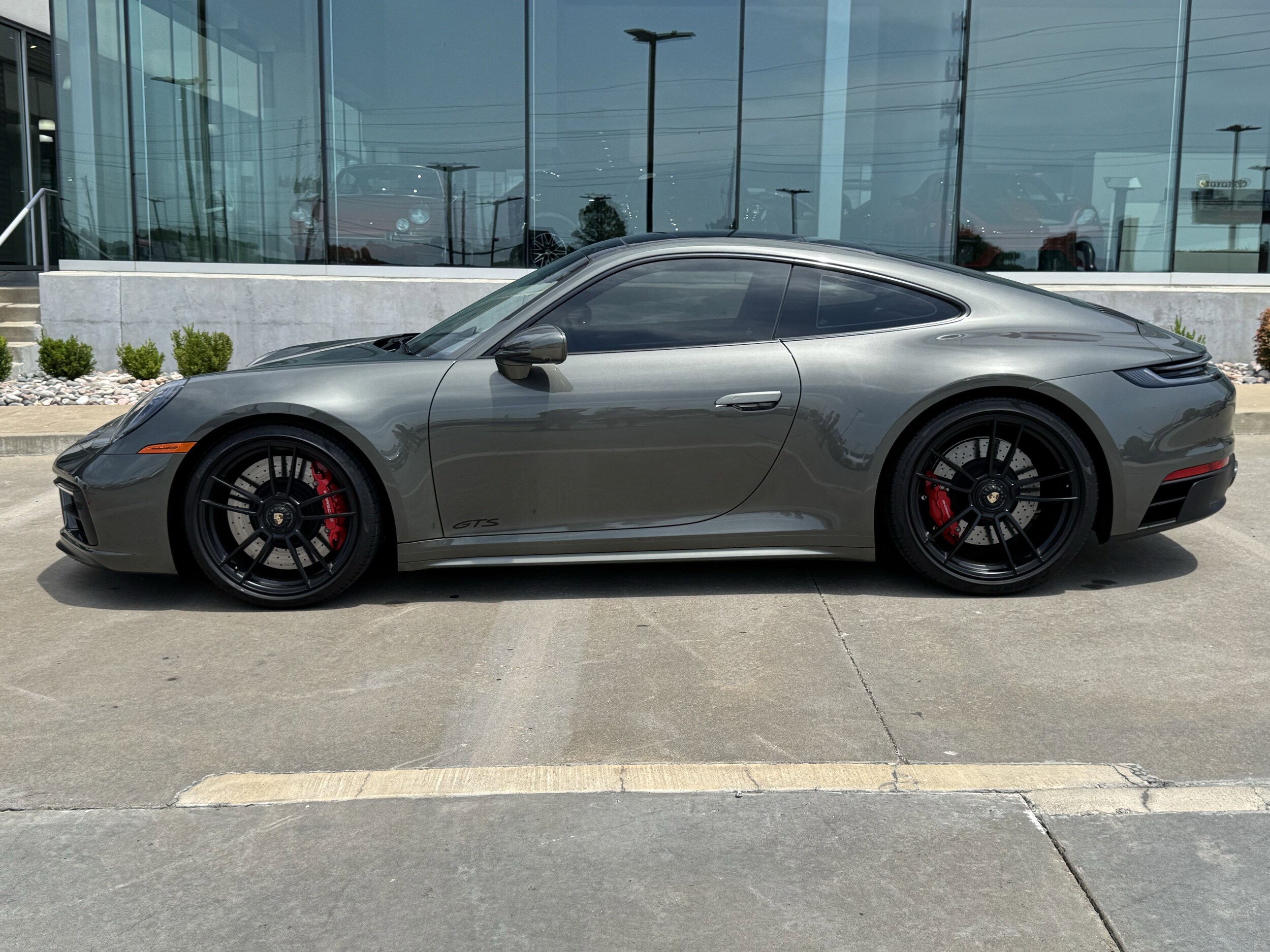 2022 Porsche 911 GTS photo 2