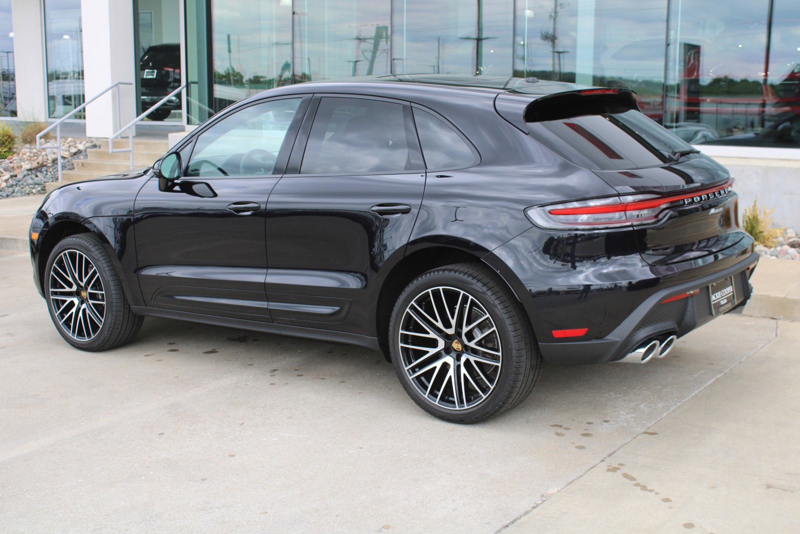2025 Porsche Macan Base photo 3