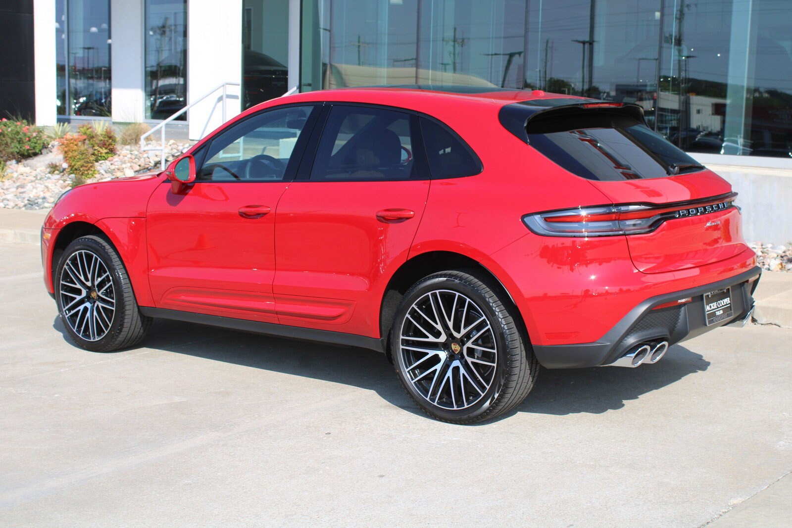 2025 Porsche Macan Base photo 3