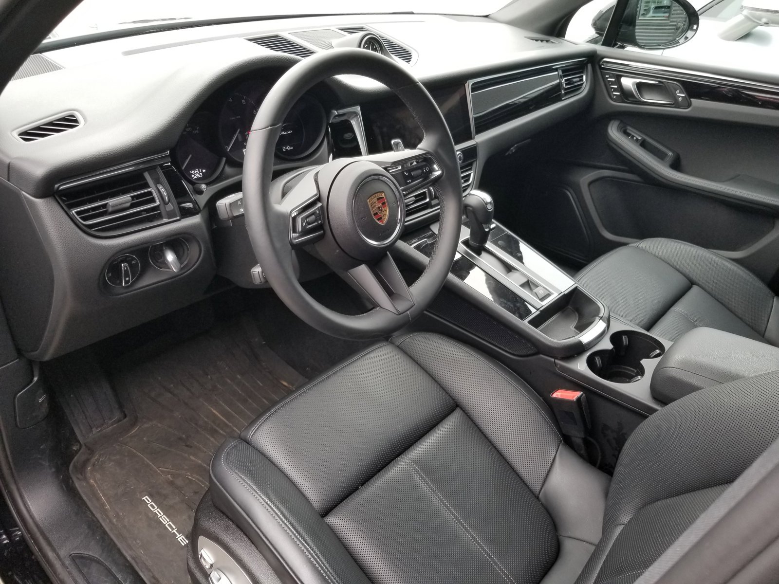 2025 Porsche Macan Base photo 4