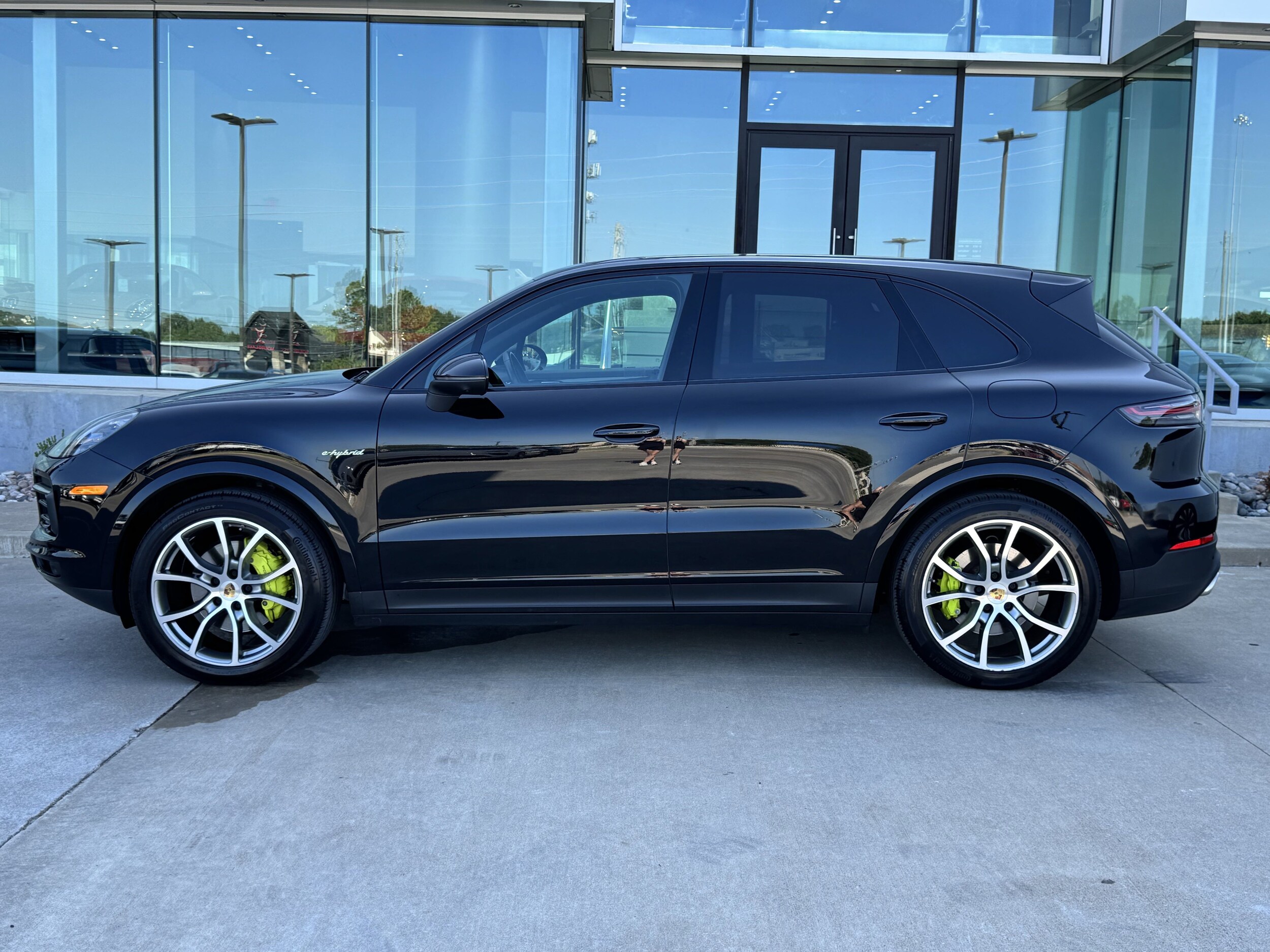 2022 Porsche Cayenne E-Hybrid photo 2