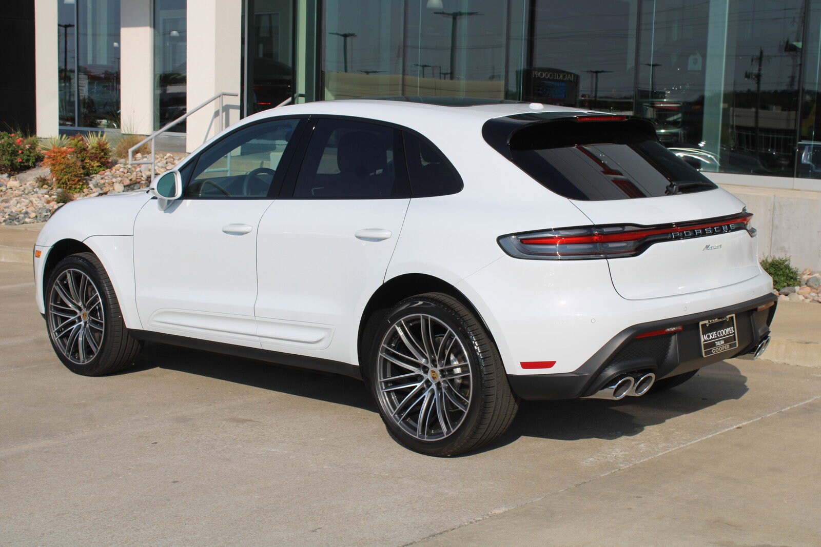 2025 Porsche Macan Base photo 3