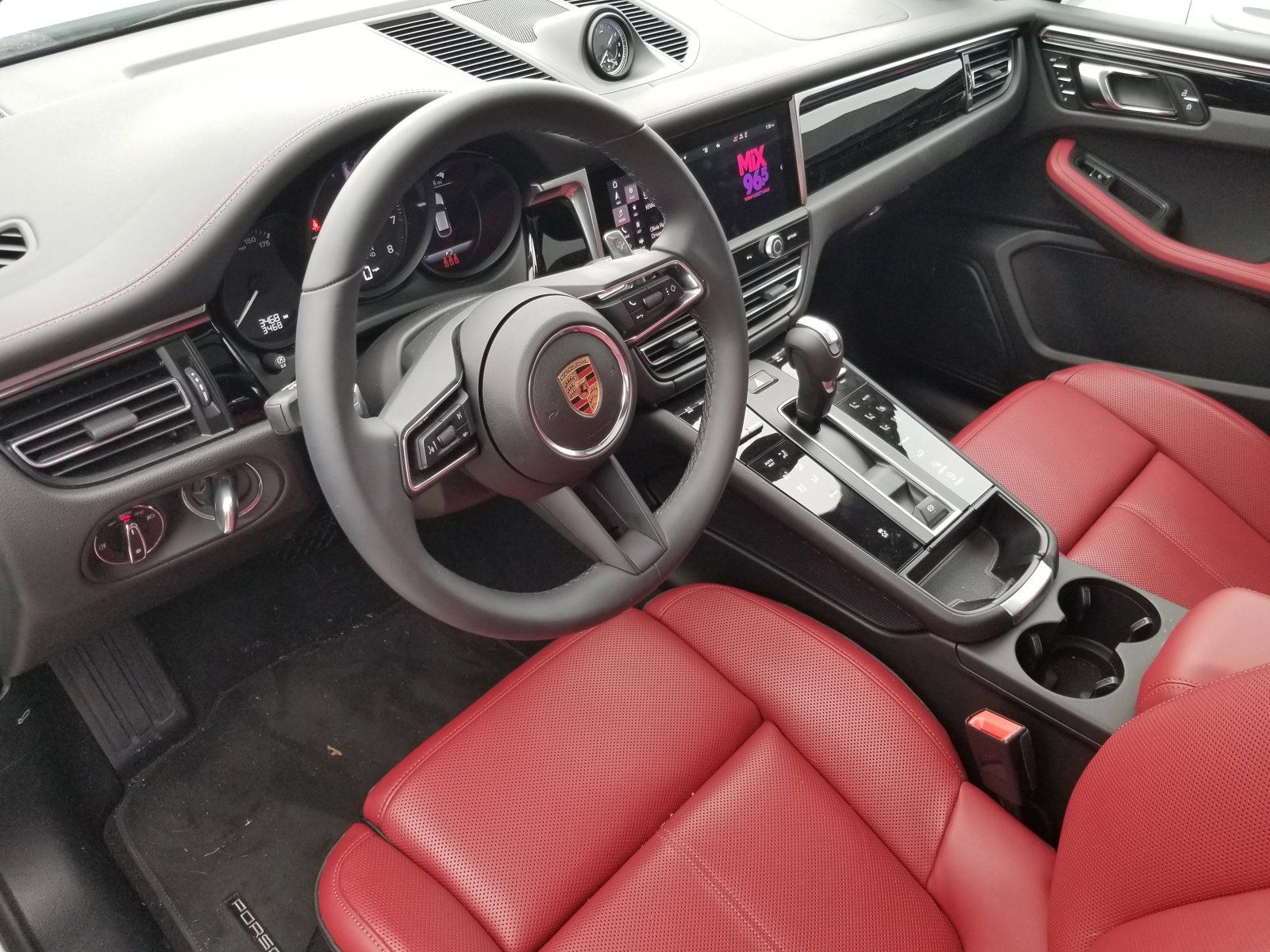 2025 Porsche Macan Base photo 4