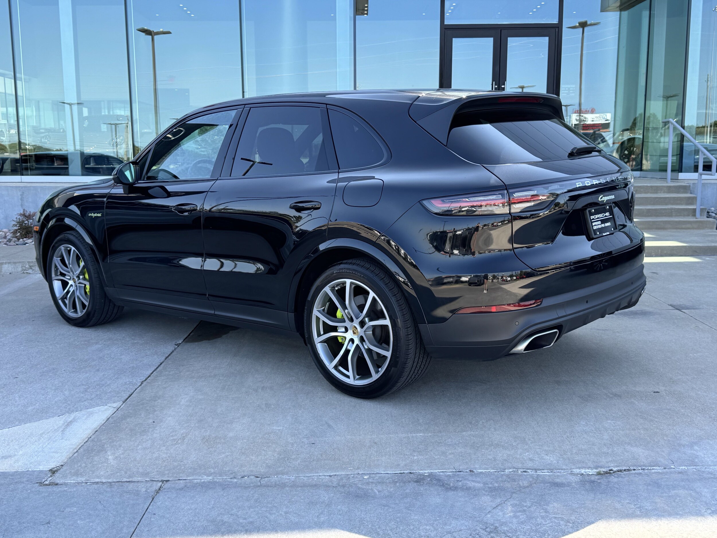 2022 Porsche Cayenne E-Hybrid photo 3