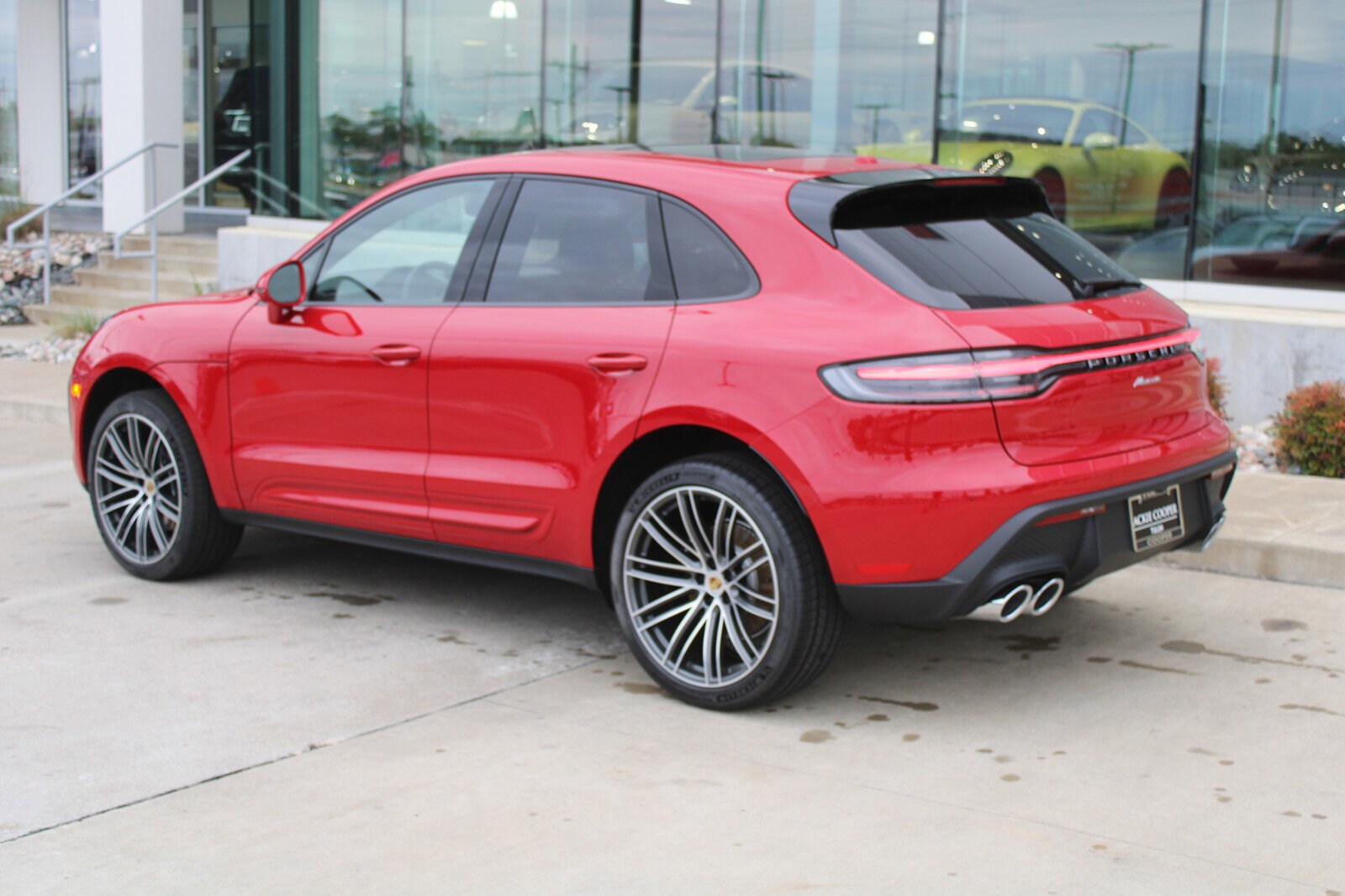 2025 Porsche Macan Base photo 2