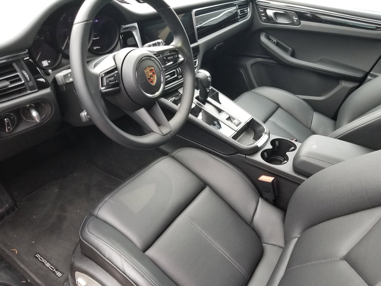 2025 Porsche Macan Base photo 3