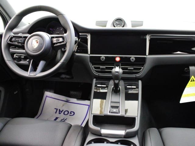 2024 Porsche Macan S photo 4