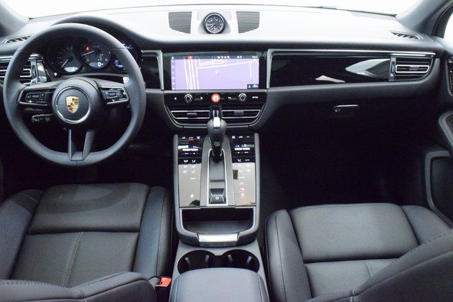 2023 Porsche Macan photo 4