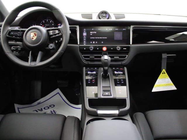 2024 Porsche Macan T photo 4