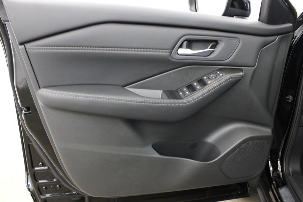 2026 Nissan Rogue Dark Armor - Photo 16