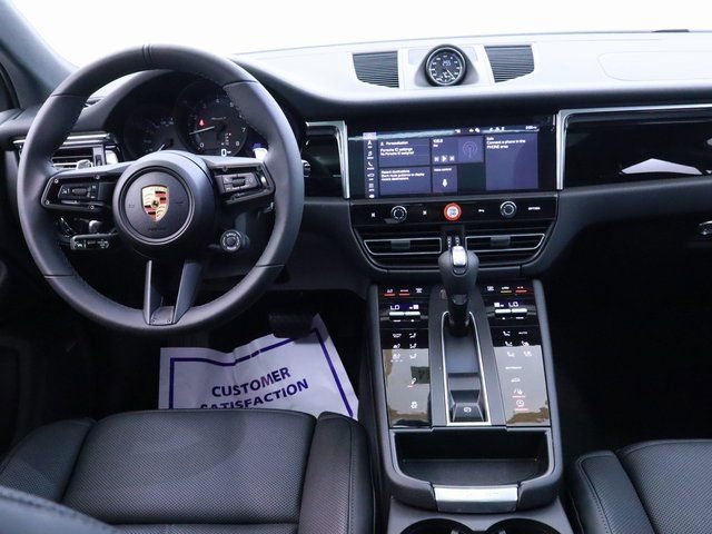 2025 Porsche Macan T photo 4