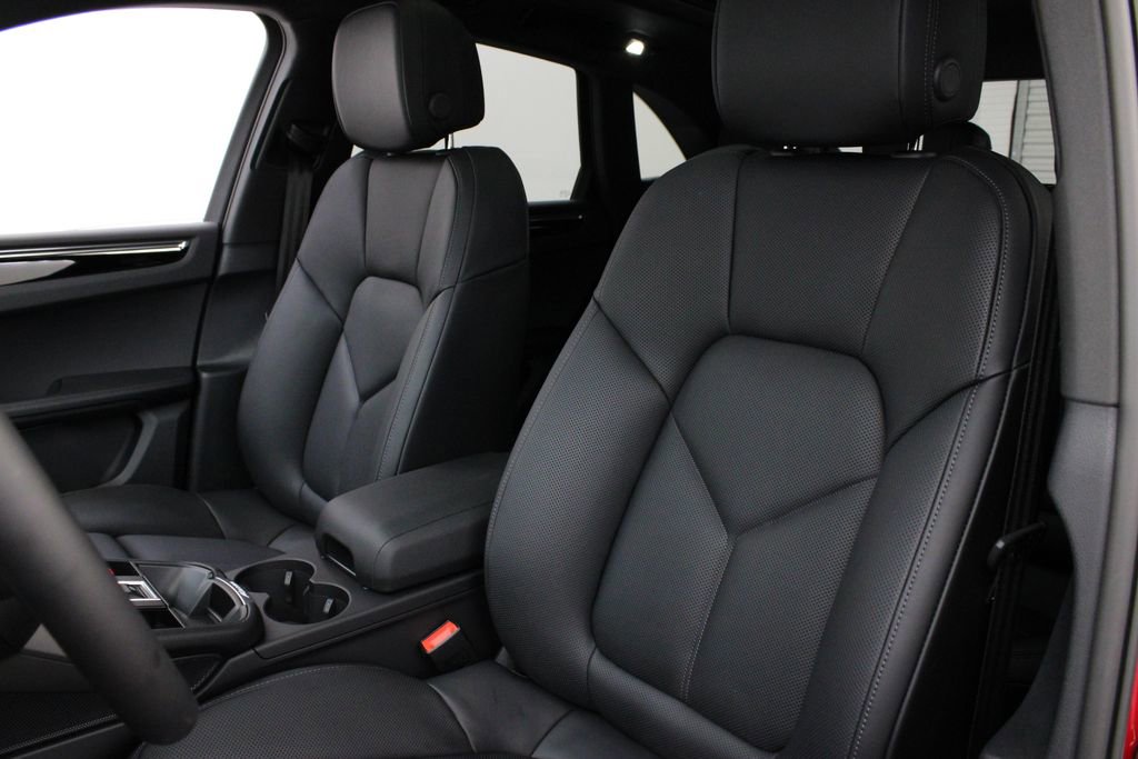 2025 Porsche Macan T photo 4
