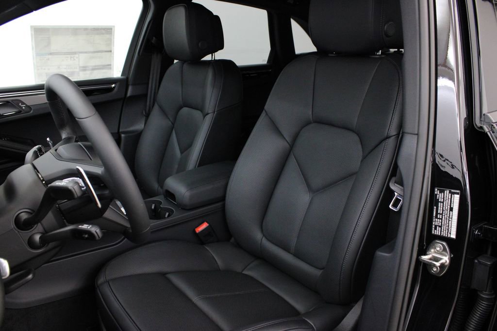 2025 Porsche Macan T photo 4