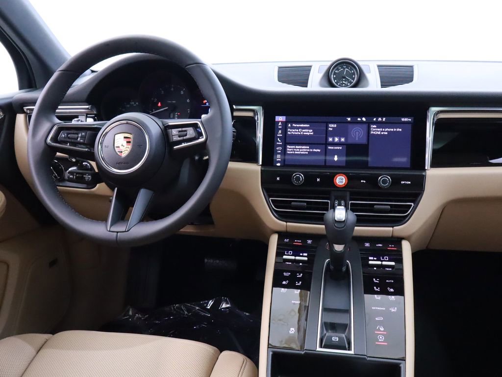 2025 Porsche Macan T photo 4