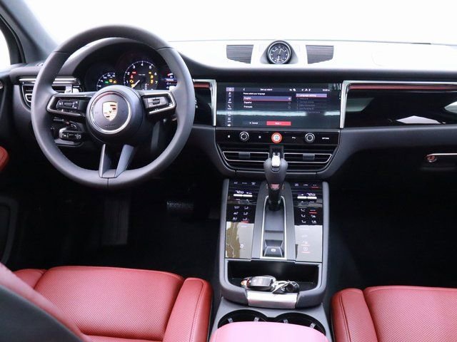 2025 Porsche Macan T photo 4