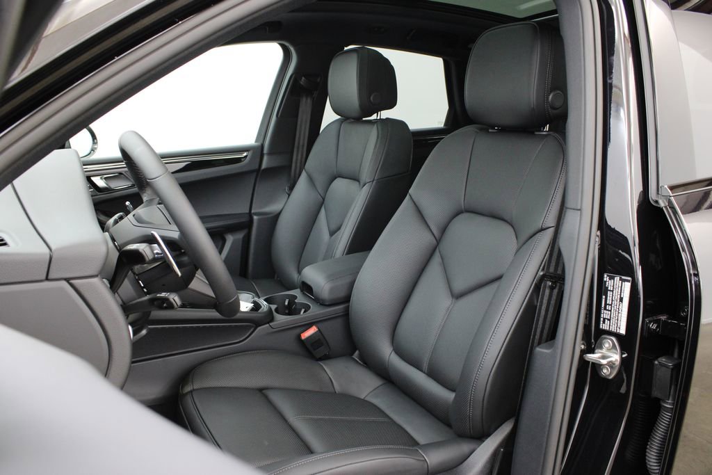 2025 Porsche Macan S photo 4