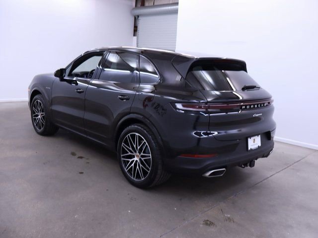 2025 Porsche Cayenne E-Hybrid photo 3