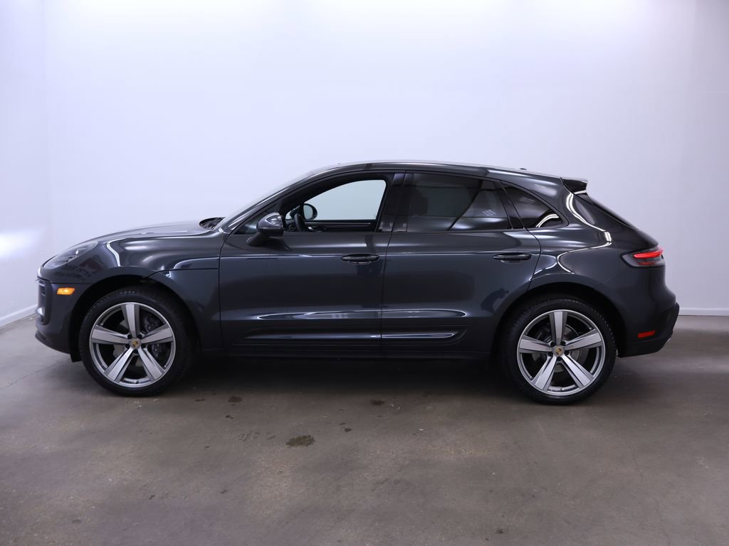 2025 Porsche Macan photo 3
