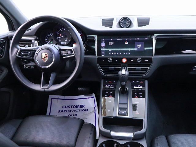 2025 Porsche Macan photo 4