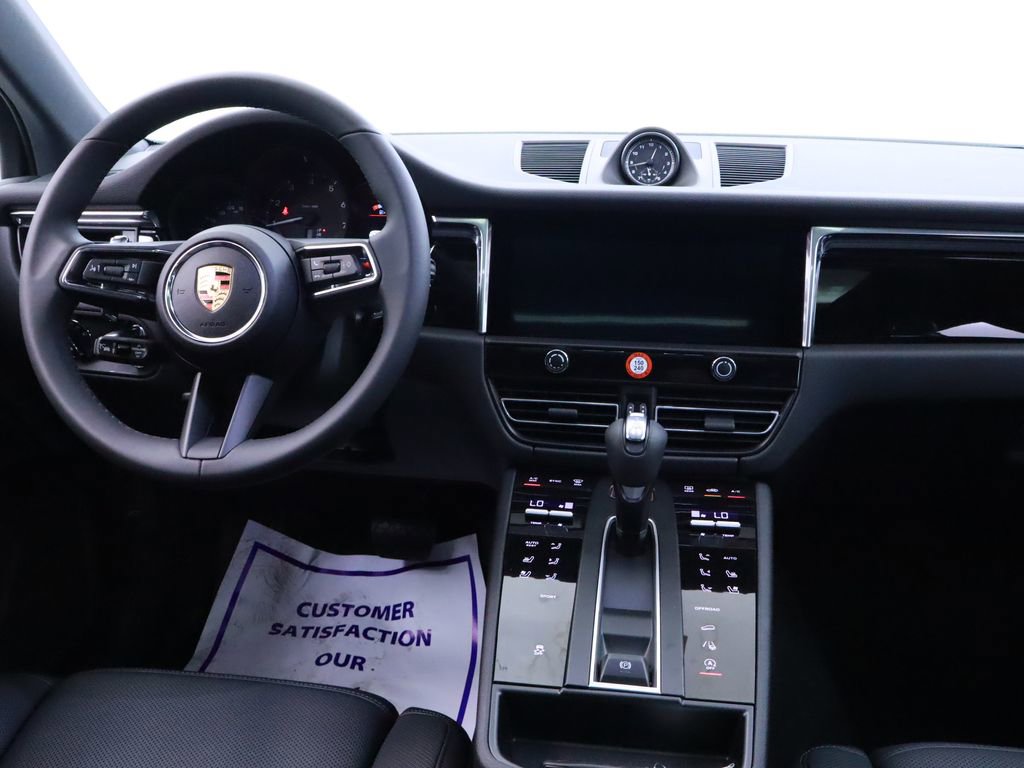 2025 Porsche Macan T photo 4