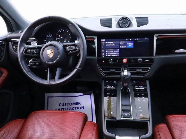 2024 Porsche Macan T photo 4