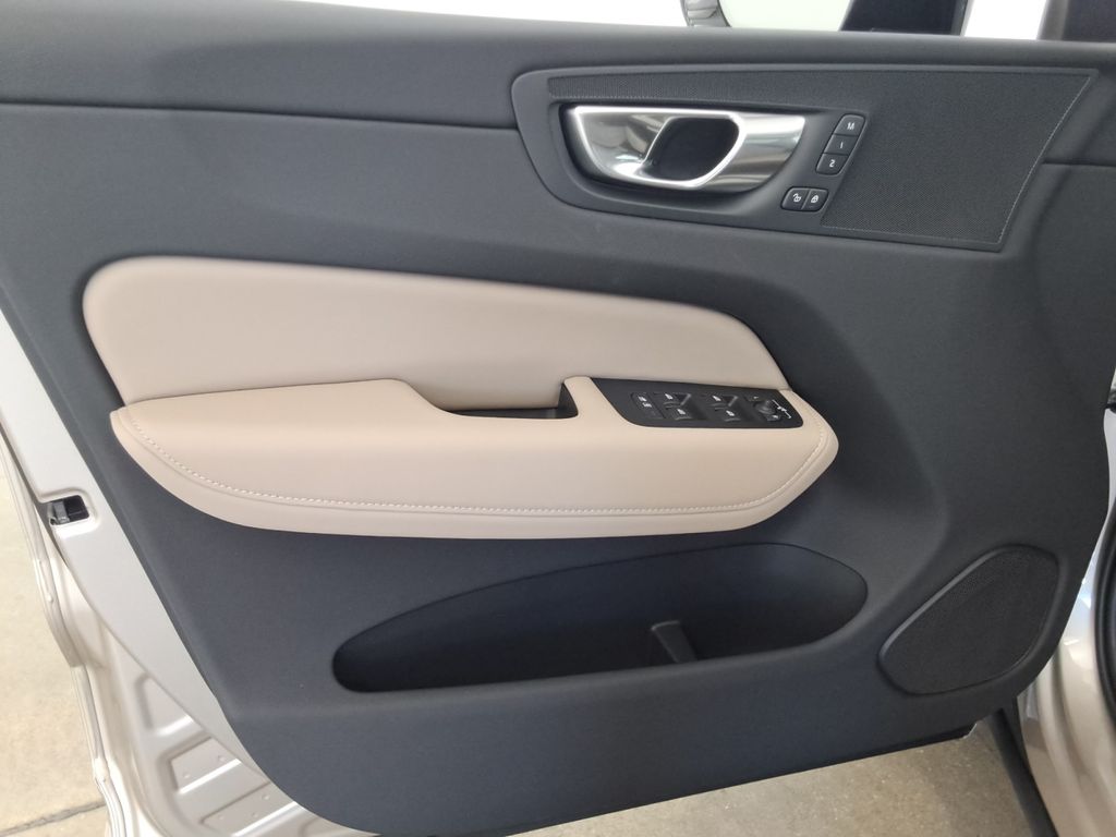 2026 Volvo XC60 Plus - Photo 17