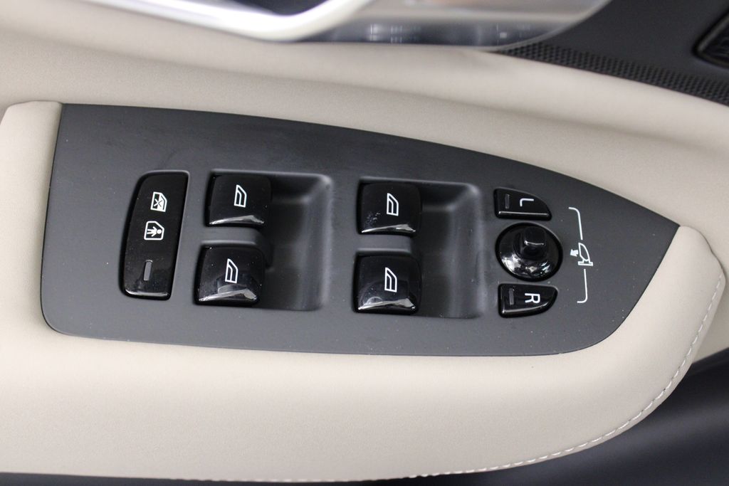 2026 Volvo XC90 Plus - Photo 18