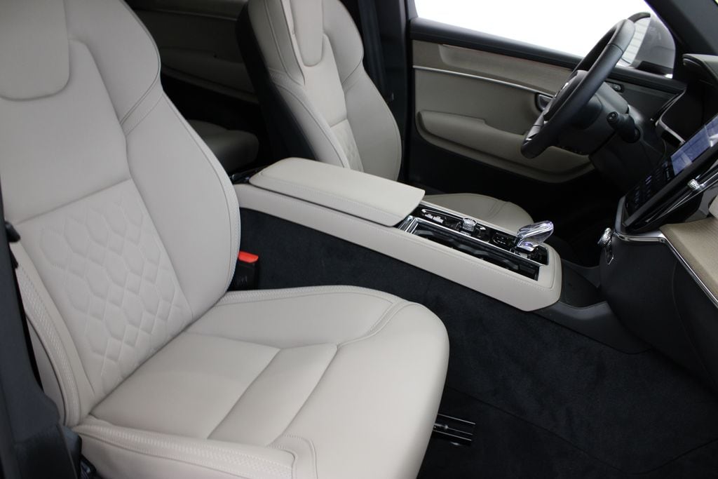 2026 Volvo XC90 Plus - Photo 25