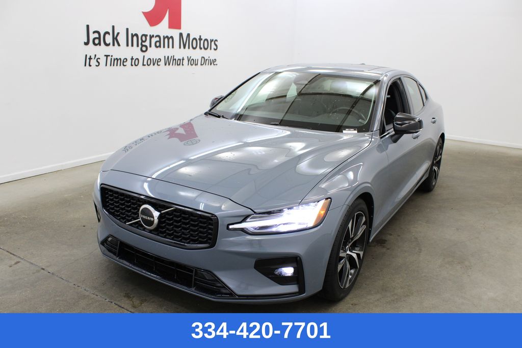 2024 Volvo S60 B5 Core Dark Theme's photo